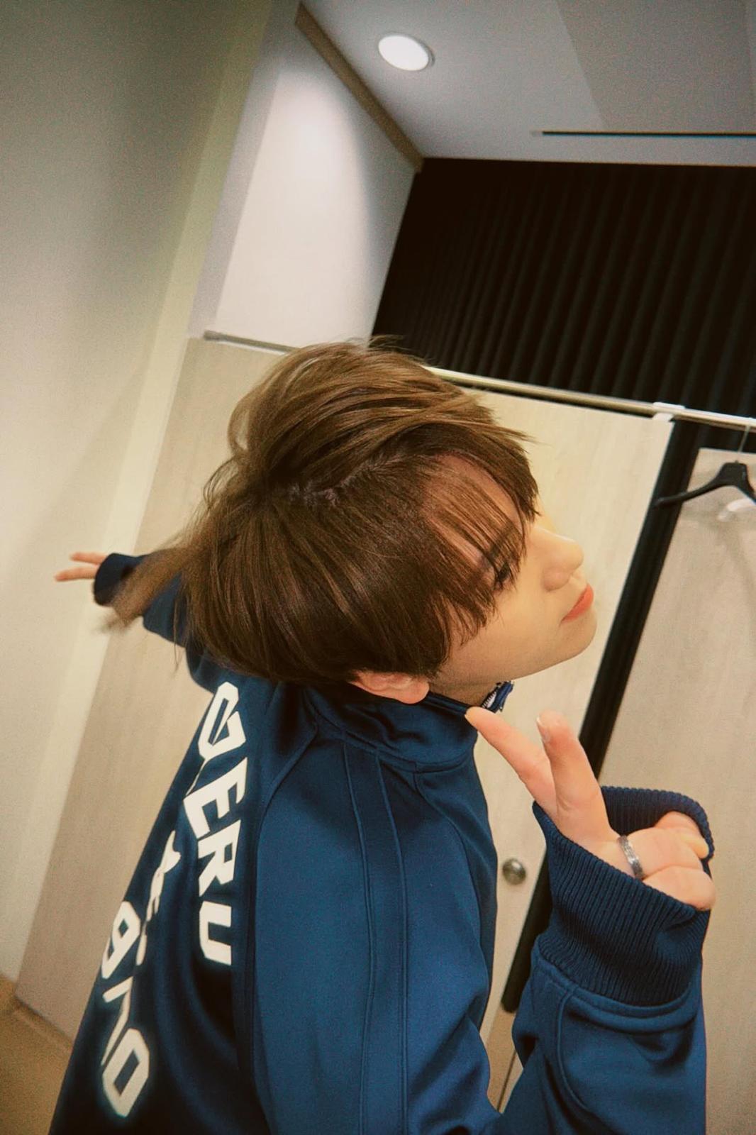 姜濤宣布閉關半個月,連環po風騷靚相。