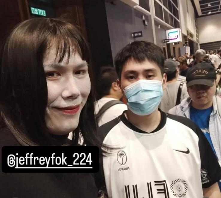 霍哥戴上假髮塗上白面妝變身「霍姐」。