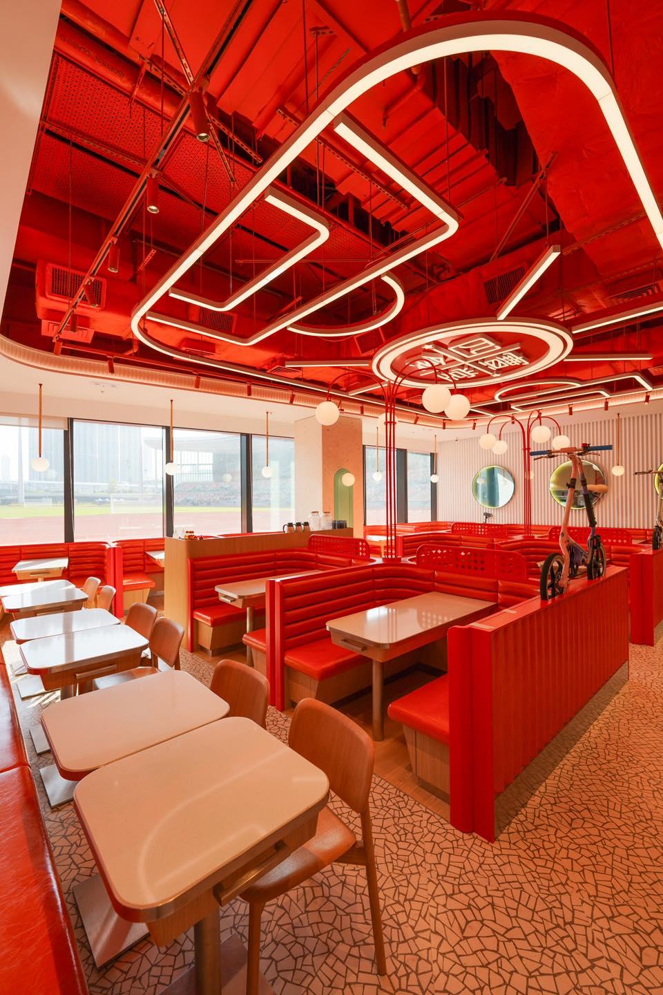 去年12月進駐啟德體育園的茶餐廳「四寶食堂」,被指拖欠租金、管理費等共逾109萬元,遭啟德體育園入稟高等法院追討欠款。(四寶食堂啟德店FB)