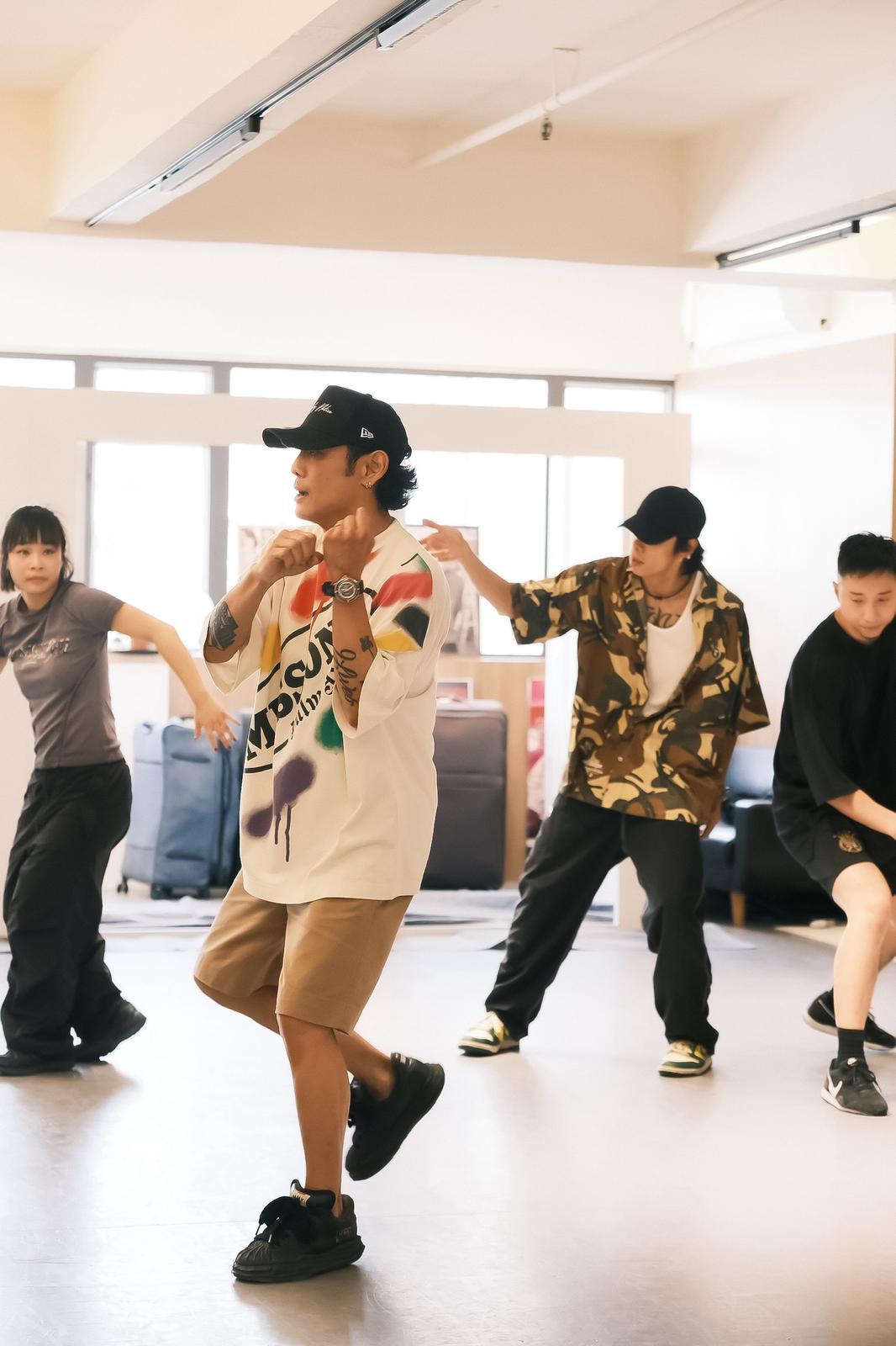 杜德偉正為巡唱落力排練。