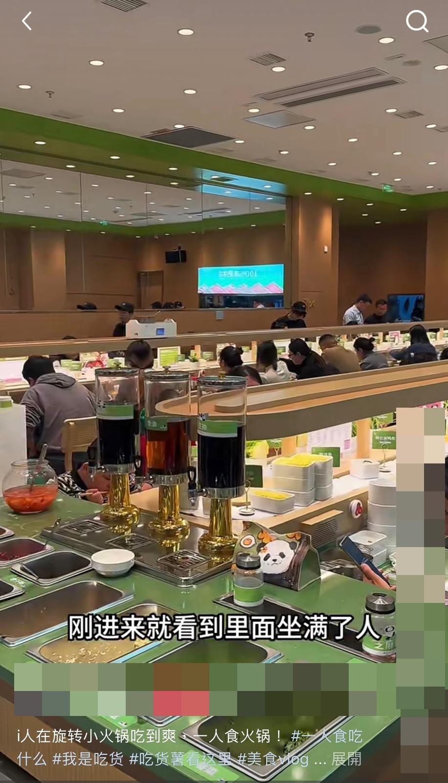 內地餐飲業興起了一種類似迴轉壽司的「軌道上的餐飲」。(小紅書截圖)