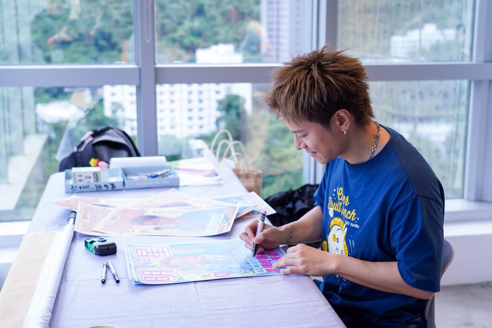 安仔席上不停為fans簽名。