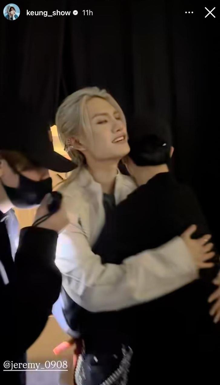 姜濤在後台喬裝成保安,Edan衝前與Jeremy擁抱。(姜濤IG)