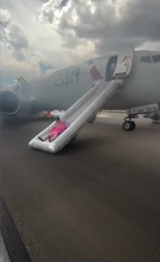 美國航空波音客機跑道冒煙起火 173乘客驚險逃生(有片)