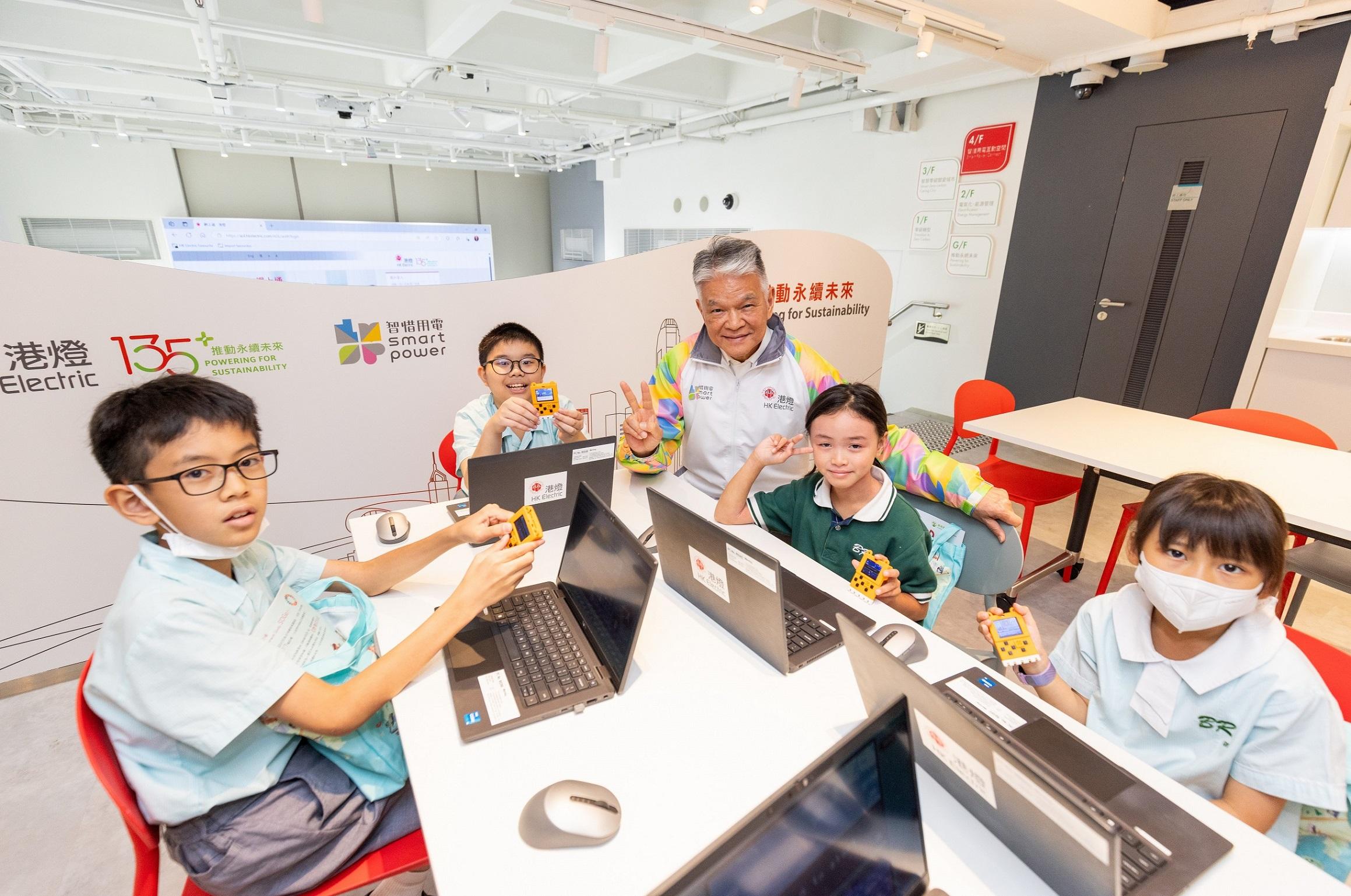 鄭祖瀛與同學一起參與全新的 STEAM 工作坊,體驗編程樂趣,學習環保知識。