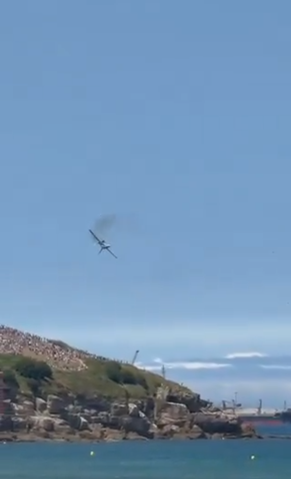 西班牙戰機噴煙俯衝擠滿人海灘 民眾:嚇死人(有片)