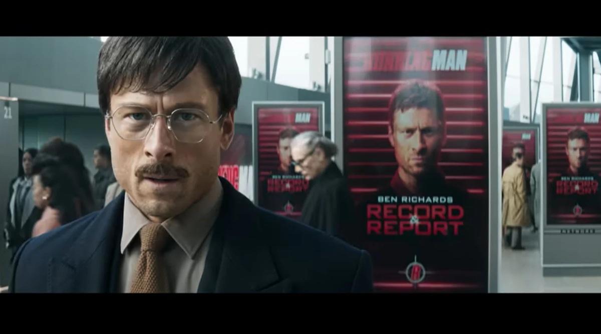 在《The Running Man》中要扮鬼扮馬逃避殺手。