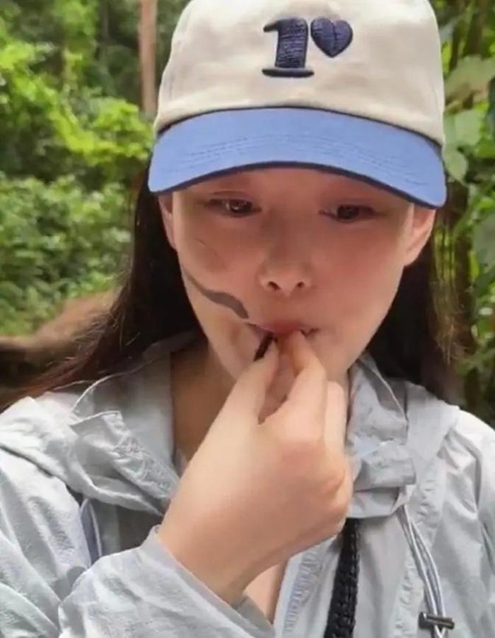 再用舌頭品嚐。