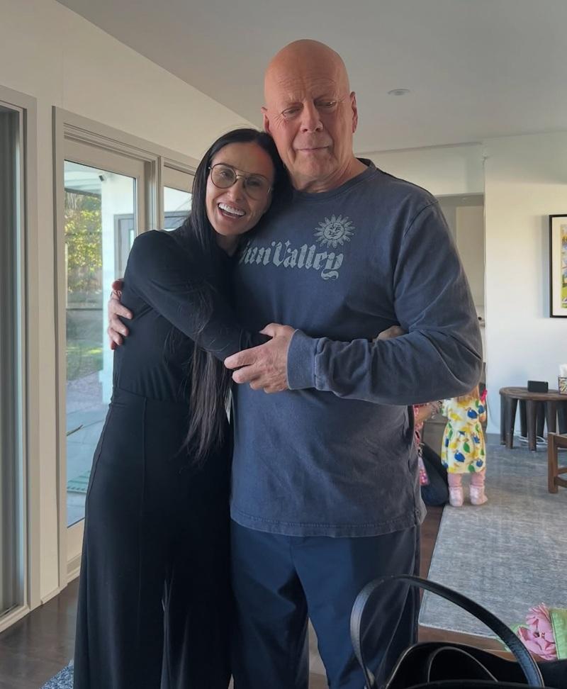 狄美與布斯在2000年離婚,至今仍是好友關係。前夫患病,她經常探望。