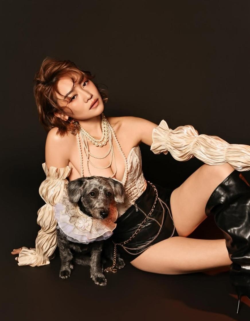女神配對計劃|關嘉敏穿馬甲皮褲與愛犬合照 網民激讚「真.女神」