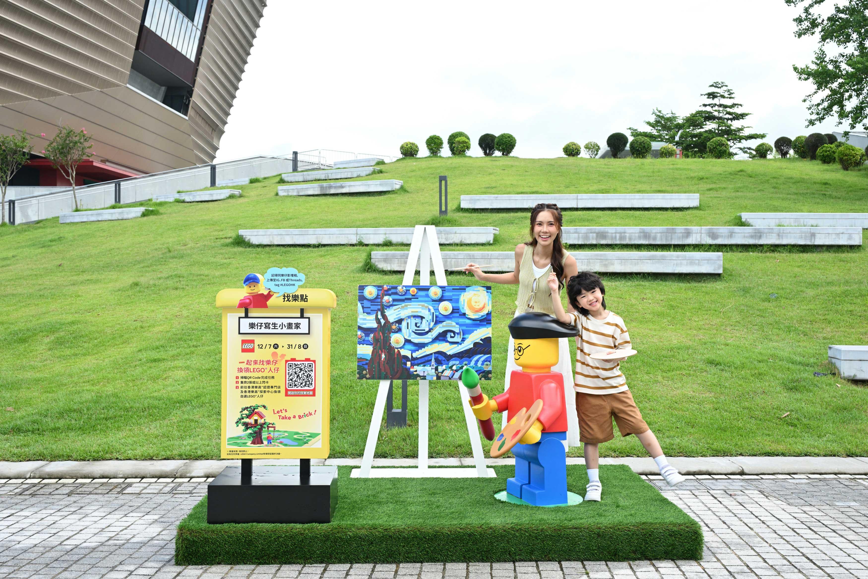 在艺术公园邻近高草坪,3米高的吹气乐仔,坐上彩色的野餐垫。