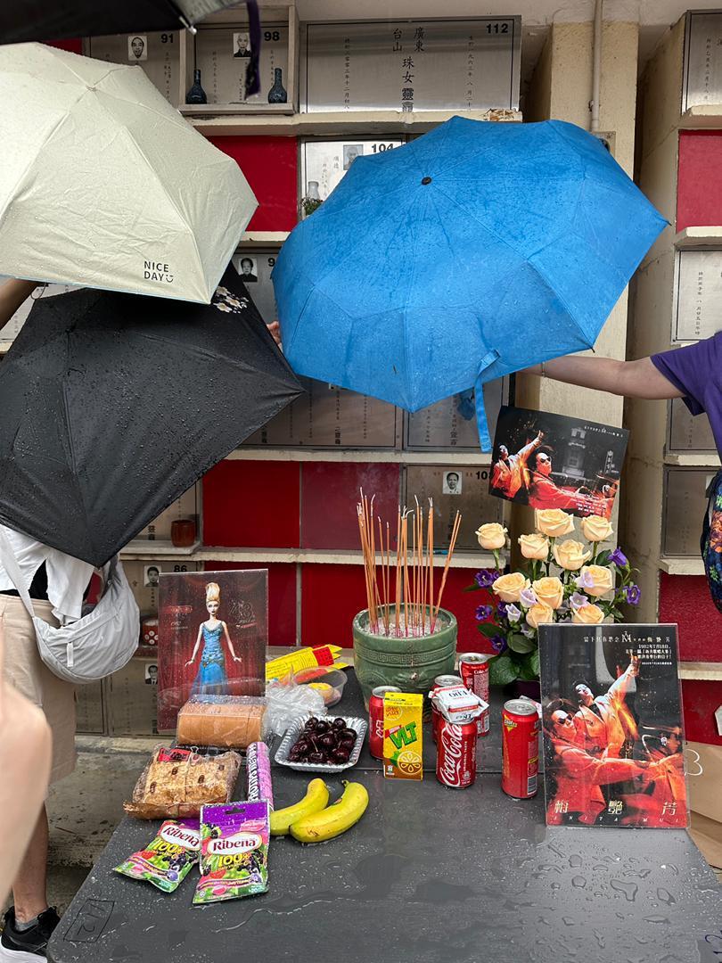 今日「梅艷芳國際歌迷會」大批歌迷冒著紅雨拜祭偶像。