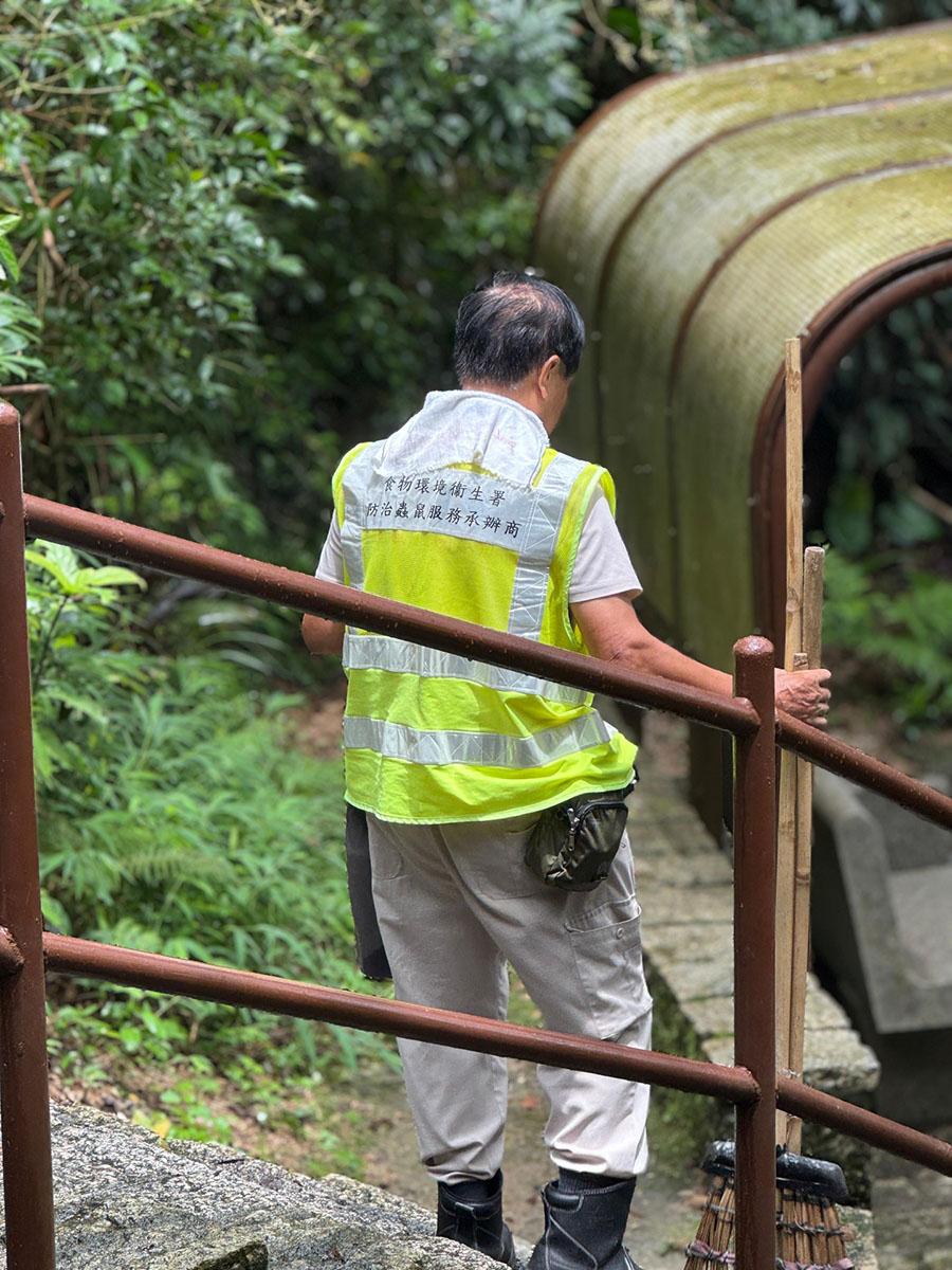 有市民早前發現有食環署外判清潔工人,在飛鵝山直接把垃圾掃進山坡而未有妥善收集。(Threads用戶「the_night_spyder」圖片)