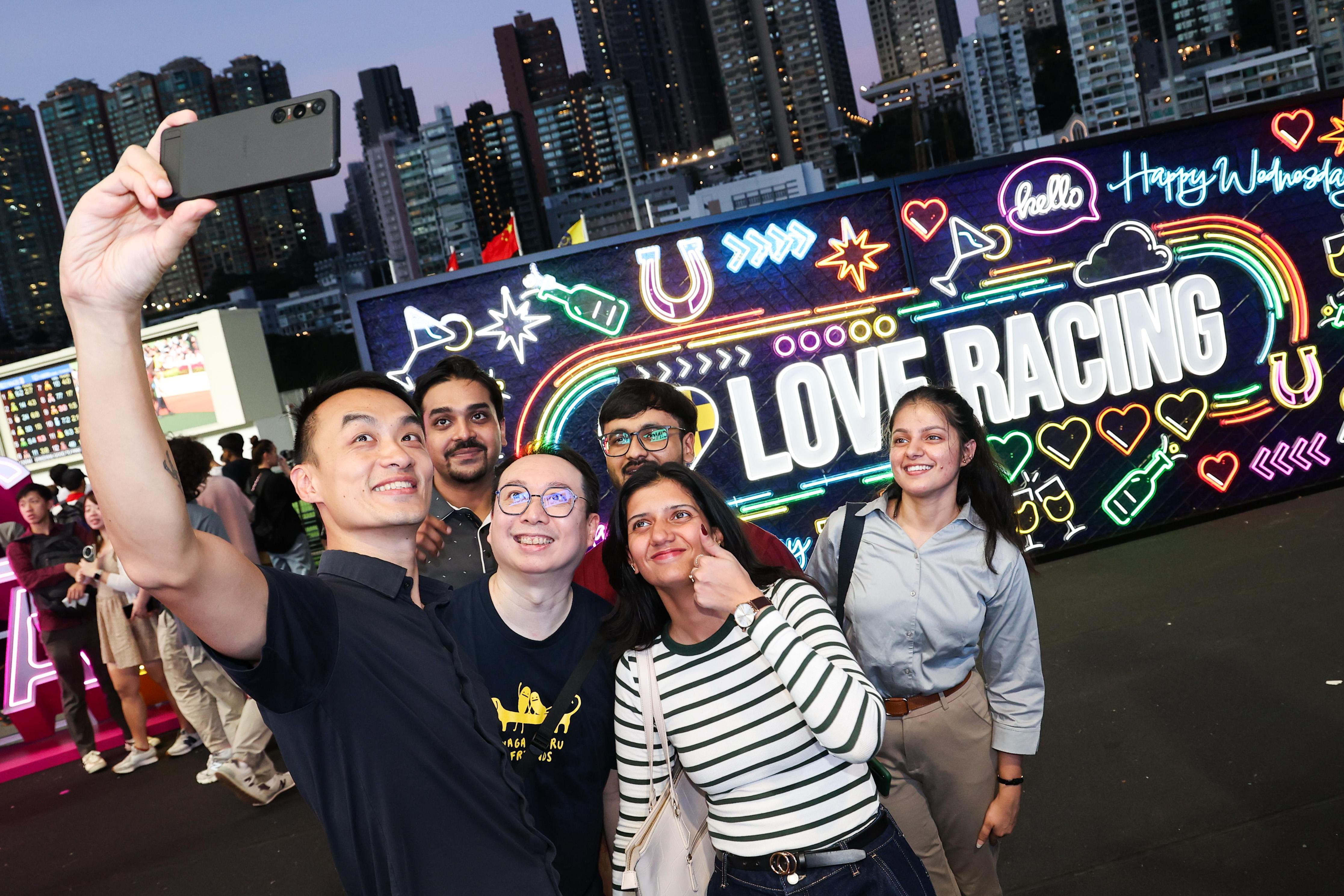 在賽馬旅遊帶動下,今季兩個馬場吸引大批海外及內地旅客入場觀賽