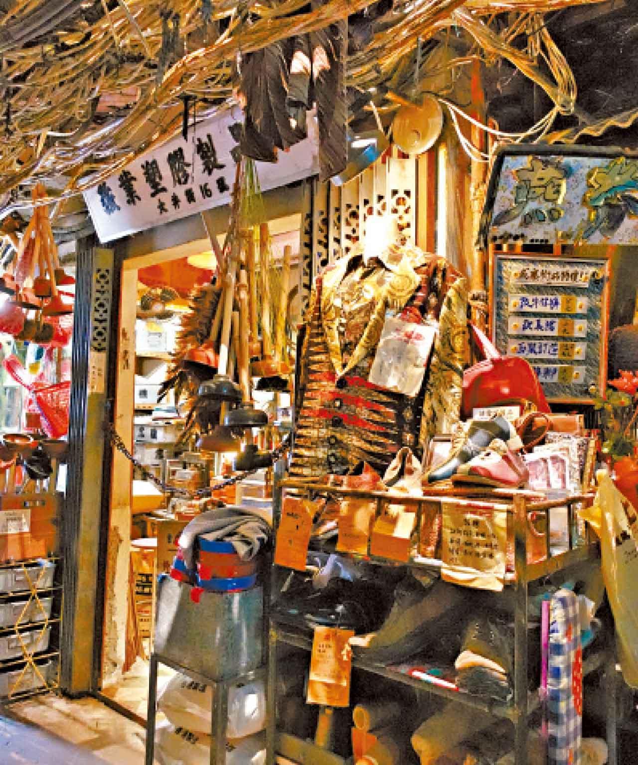 其中一個展廳展示舊日寨城內巷道,電線在頭頂上穿插。