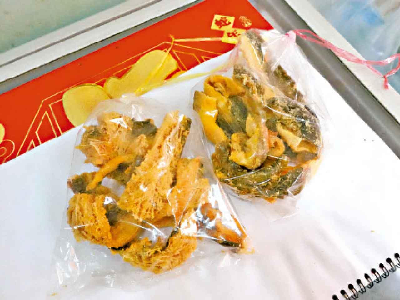 圖左為自創有骨炸魚皮,其後別店爭相模仿。(有骨、無骨炸魚皮 $40/包)