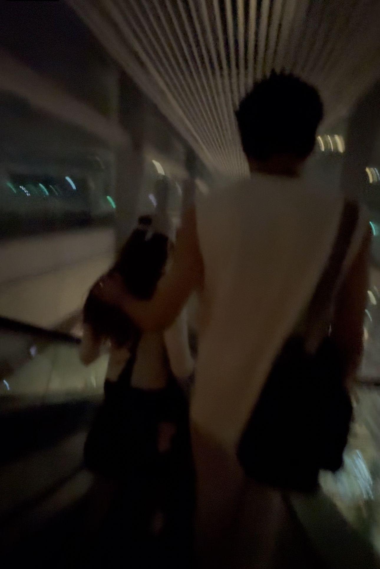 男方亦相當貼心,既搭膊又依偎在Yumi肩膊。