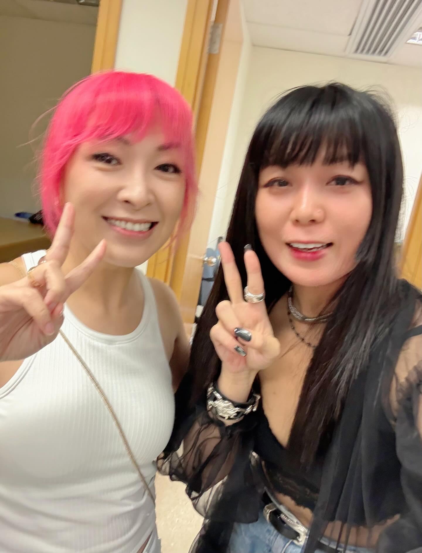 蔓兒last day穿靚靚返商台跟同事們道別。