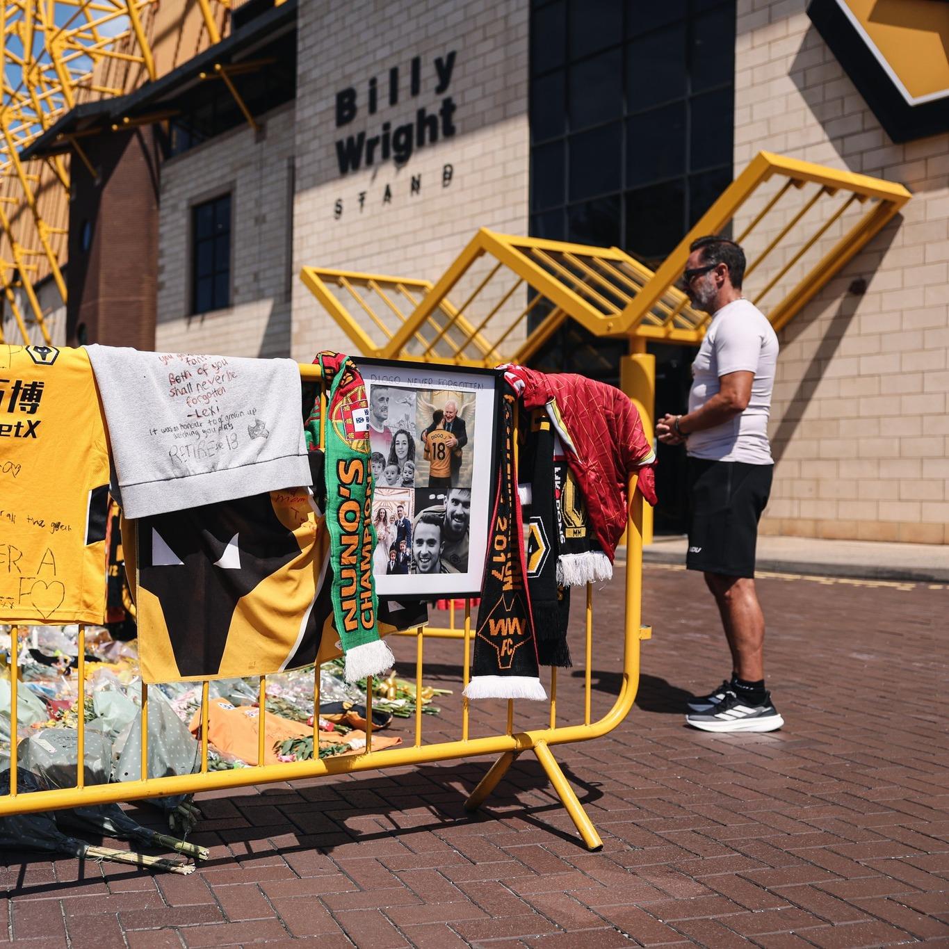 狼隊球迷在球場外哀念祖達。(狼隊FB)