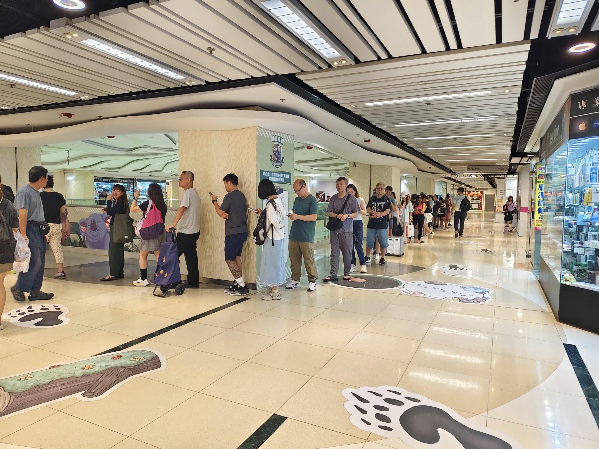 網購平台「拼多多」與香港順豐停止合作,坑口南豐廣場「菜鳥驛站」自提點出現排隊人龍。(將軍澳主場fb)