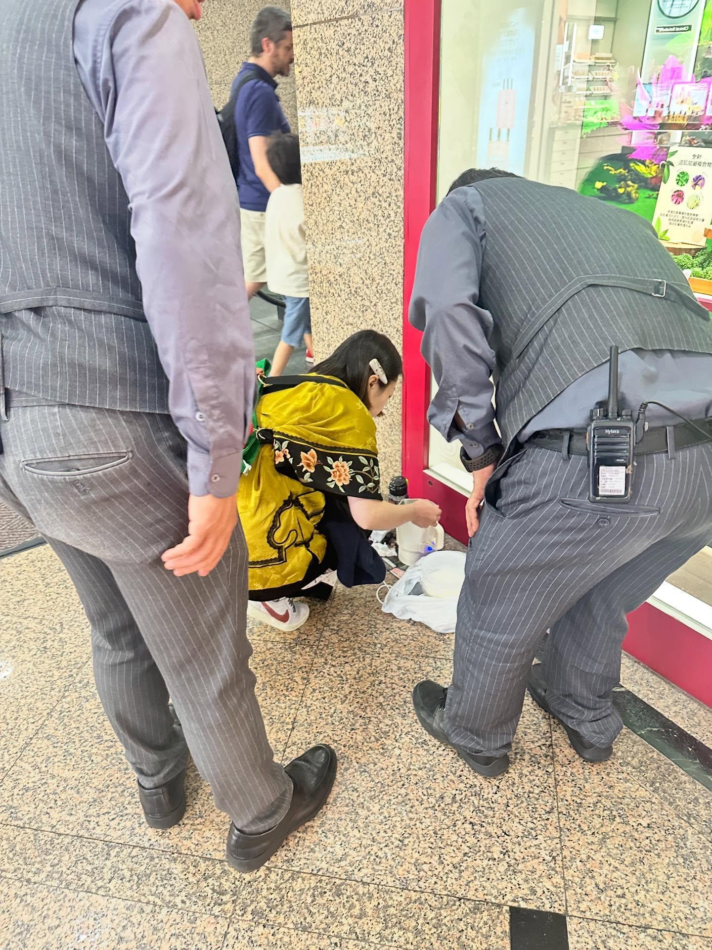 一名中年女子疑在銅鑼灣時代廣場地庫電梯旁用電子煲偷接商場電源煲西米露,煮約半小時,引發路人圍觀,職員介入勸阻。(Threads@xxs.ylvia )