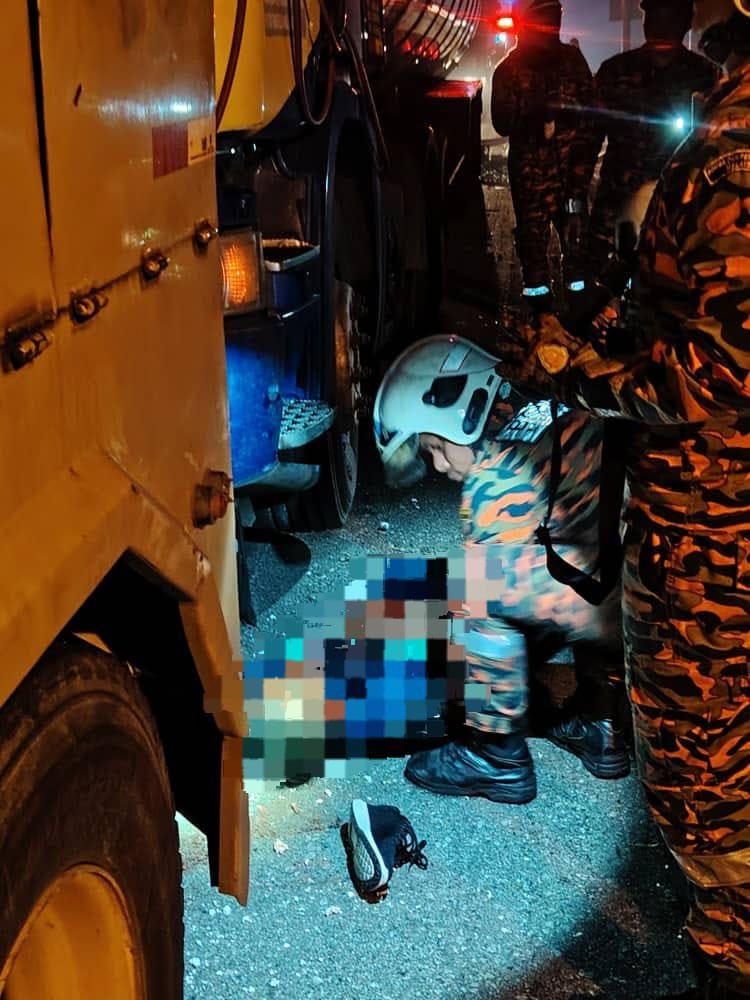 馬來西亞嚴重車禍,救援人員現場為傷者急救。(JBPM Johor FB)