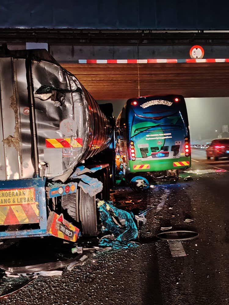 馬來西亞嚴重車禍,涉及旅遊巴、貨車及運油車。(JBPM Johor FB)