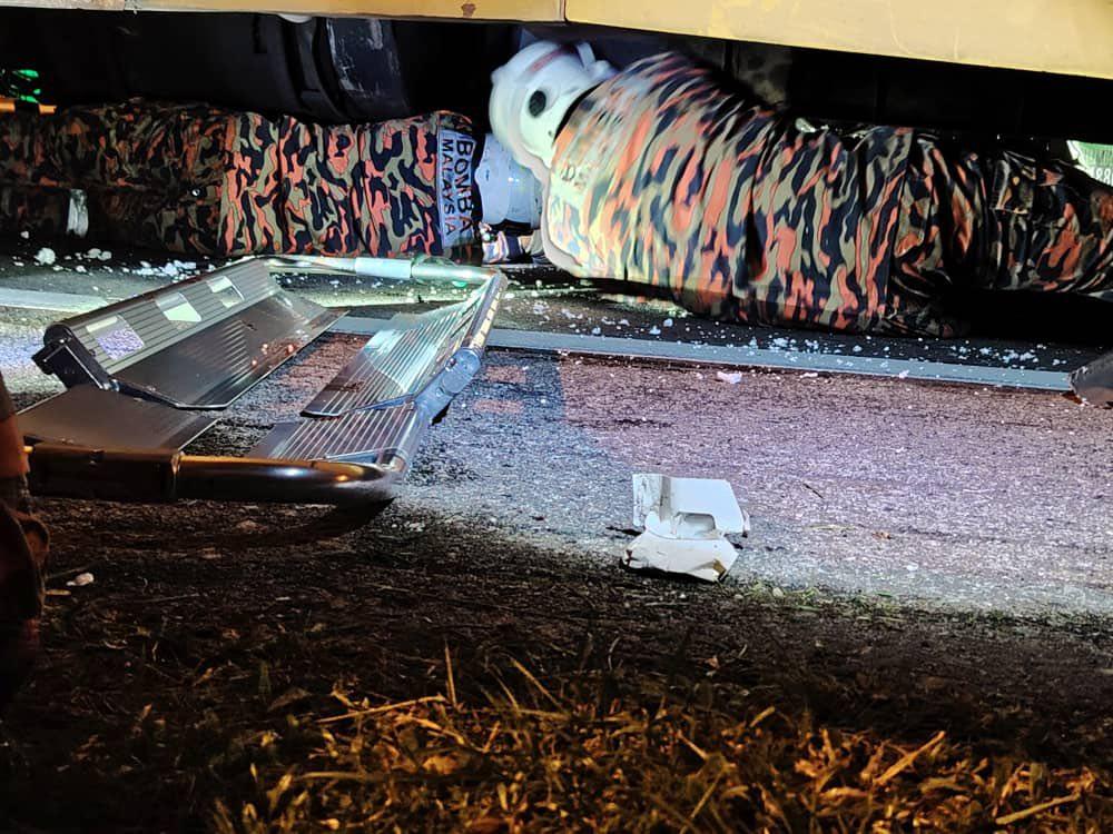 馬來西亞嚴重車禍,造成2名印尼籍乘客不幸死亡及16人受傷。(JBPM Johor FB)