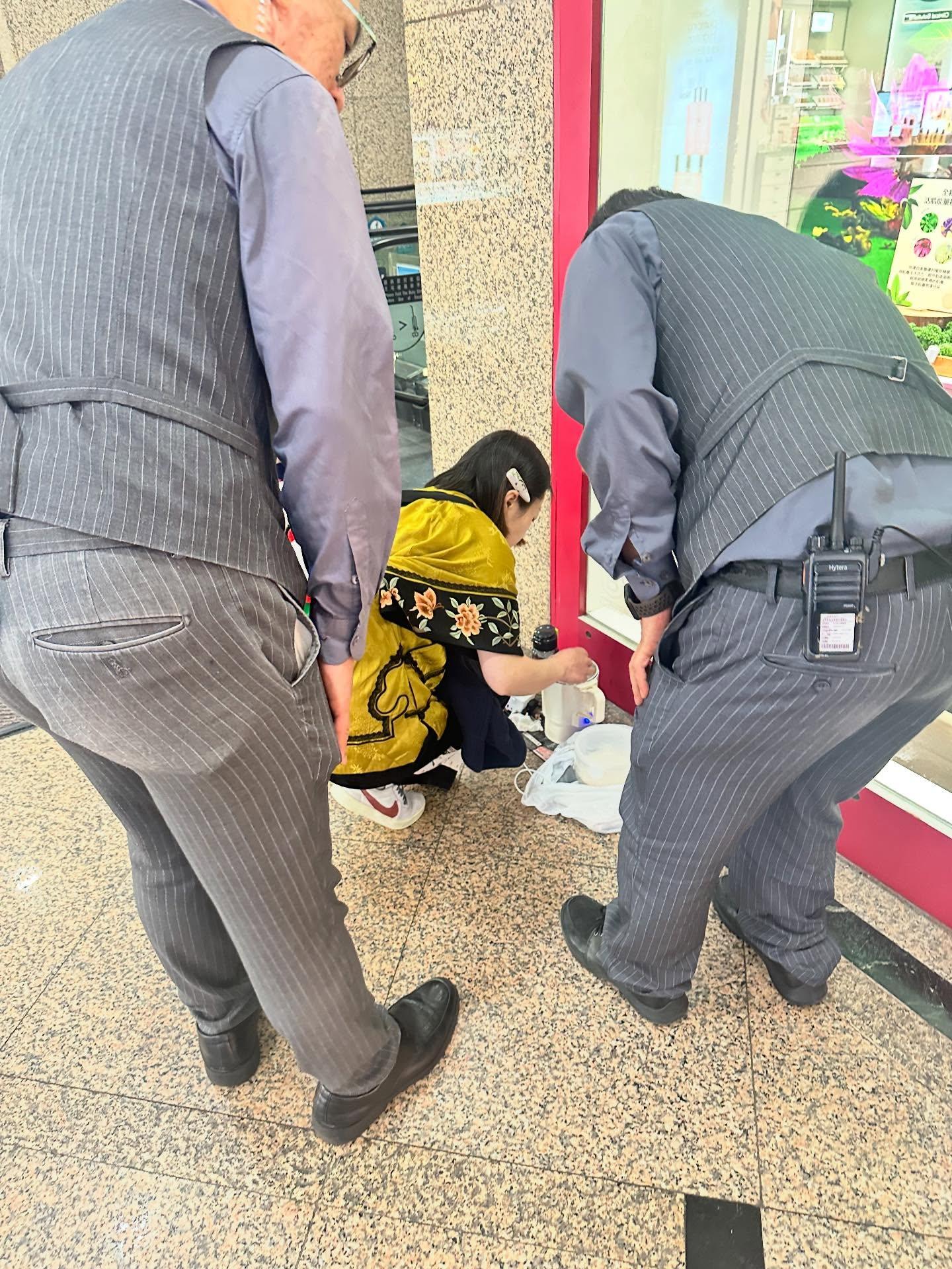 一名中年女子疑在銅鑼灣時代廣場地庫電梯旁用電子煲偷接商場電源煲西米露,煮約半小時,引發路人圍觀,職員介入勸阻。(Threads@xxs.ylvia )