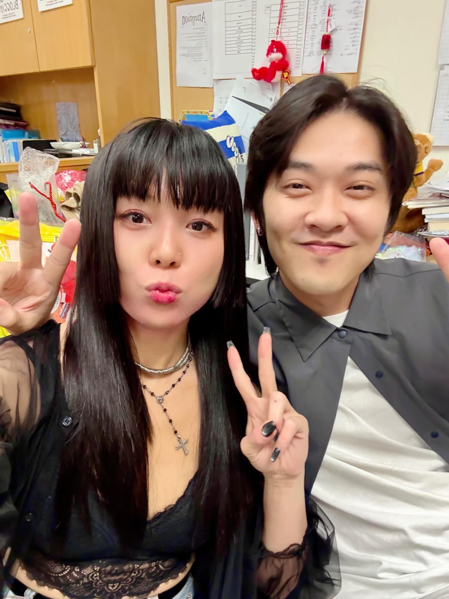 蔓兒last day穿靚靚返商台跟同事們道別。