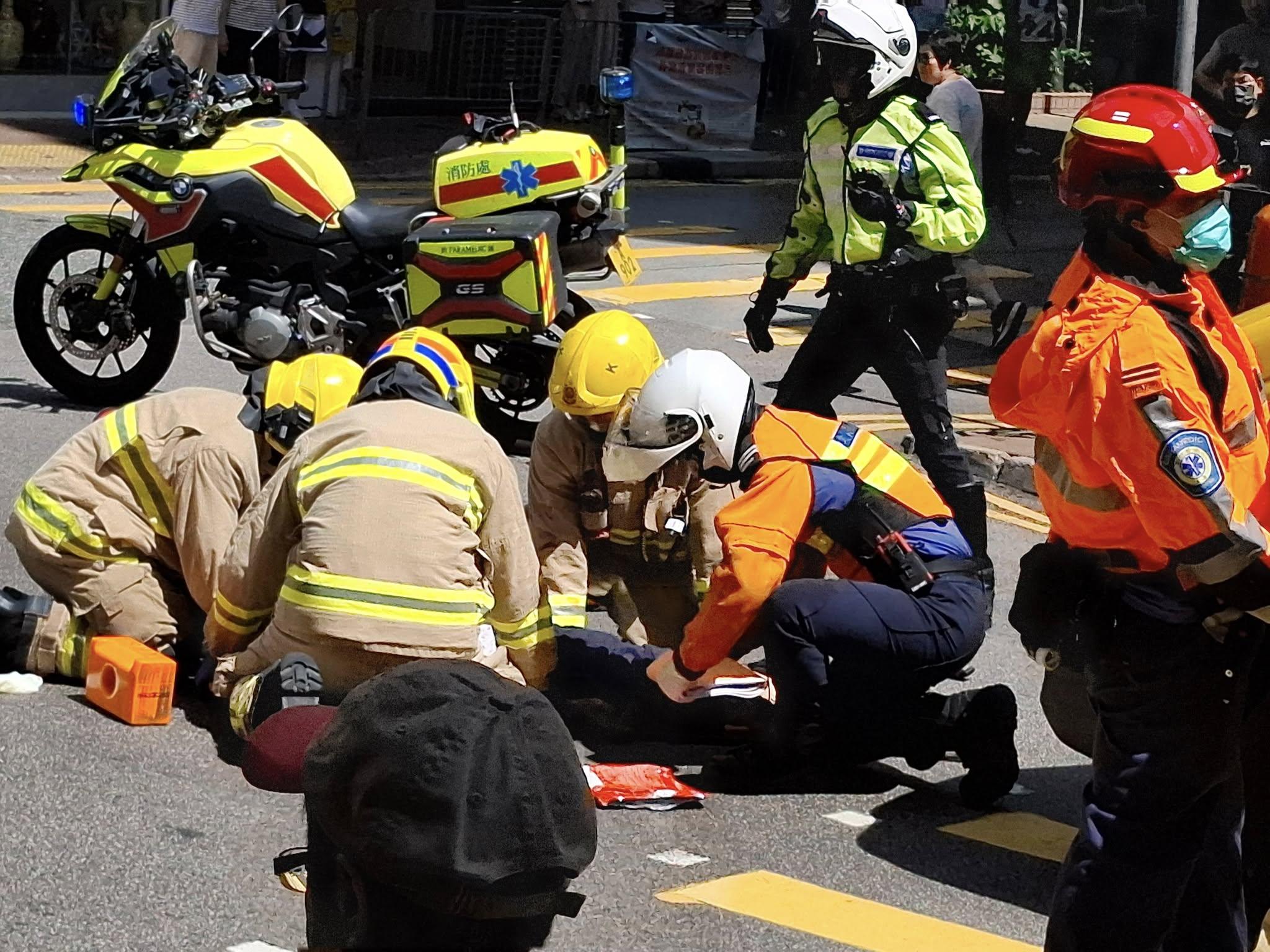 救護員到場為傷者急救,然後將她送往瑪麗醫院搶救。(西環變幻時Facebook)