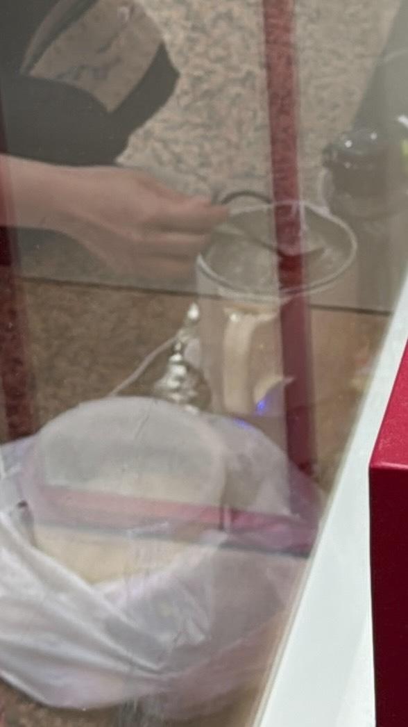 一名中年女子疑在銅鑼灣時代廣場地庫電梯旁用電子煲偷接商場電源煲西米露,煮約半小時,引發路人圍觀,職員介入勸阻。(Threads@kimei_kimkim)