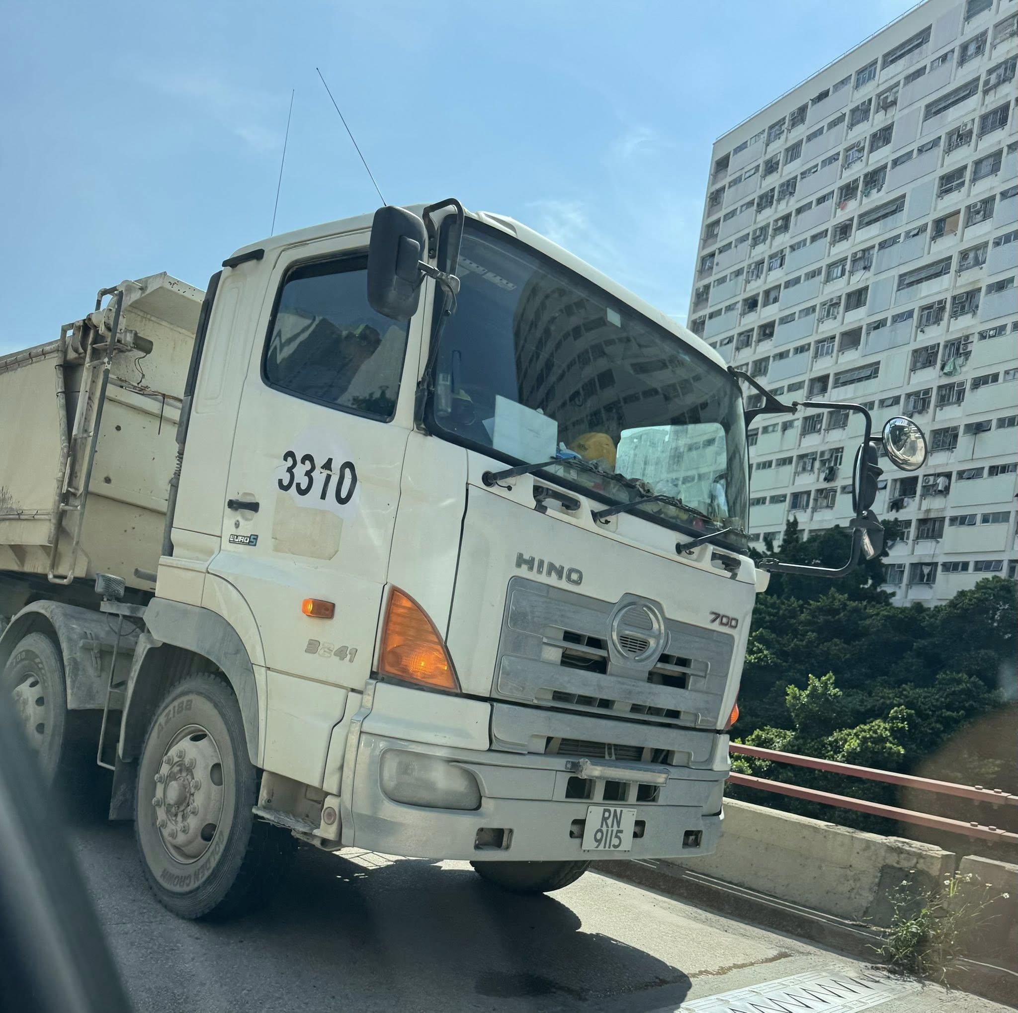 觀塘道天外飛轆擊毀兩私家車,肇事泥頭車龍翔道尋回。(車cam L(香港群組))
