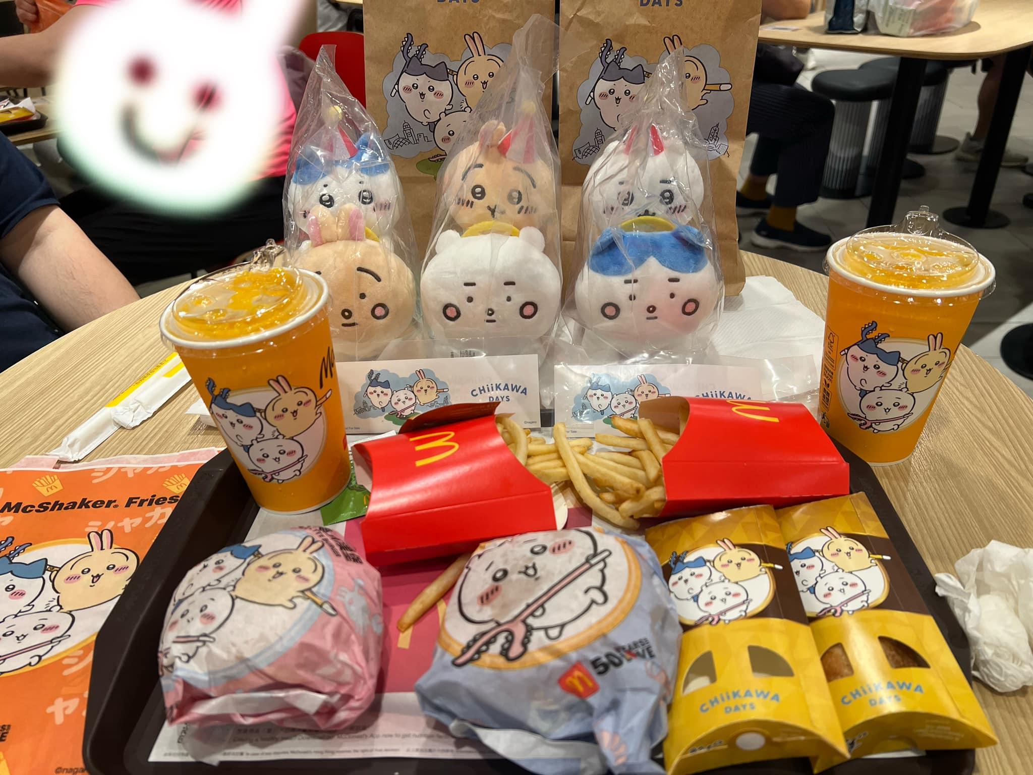 Chiikawa經濟|Chiikawa來香港辦大型特展再掀熱潮,近期再與香港快餐店麥當勞合作推出「蝦堡系列」CHIIKAWA主題包裝,外賣紙袋、漢堡和甜品包裝、飲品杯以及薯條袋均印有三位人氣角色吉伊卡哇、小八以及兔兔手持討伐棒的可愛肖像,又大派CHIIKAWA DAYS限定珍藏貼紙。(Chiikawa HK Fans Club FB)
