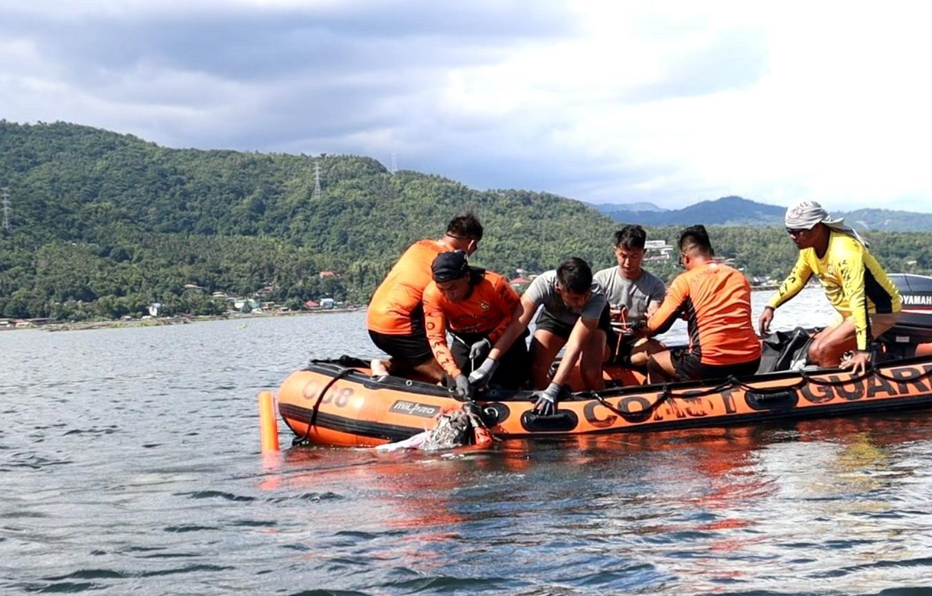 菲律賓鬥雞玩家失蹤案 湖底打撈出人類骸骨。(菲律賓海岸防衛隊FB)