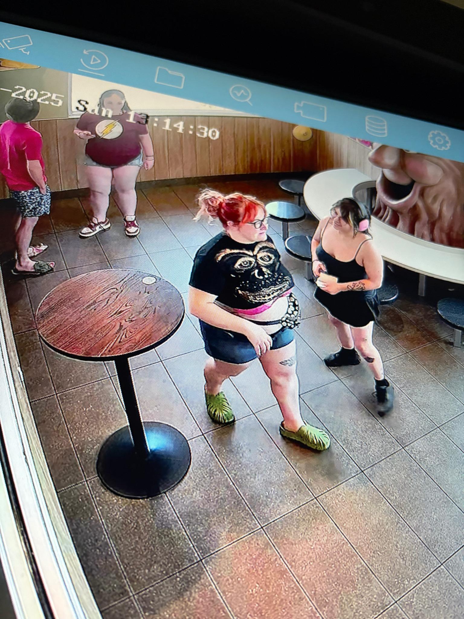 美國小鎮麥當勞叔叔原本放在店內。(當地警方消息)