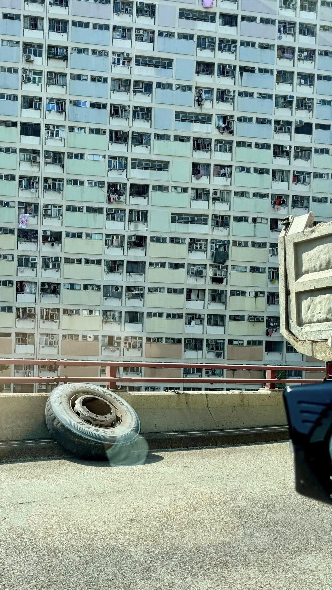 觀塘道天外飛轆擊毀兩私家車,肇事泥頭車龍翔道尋回。(車cam L(香港群組))