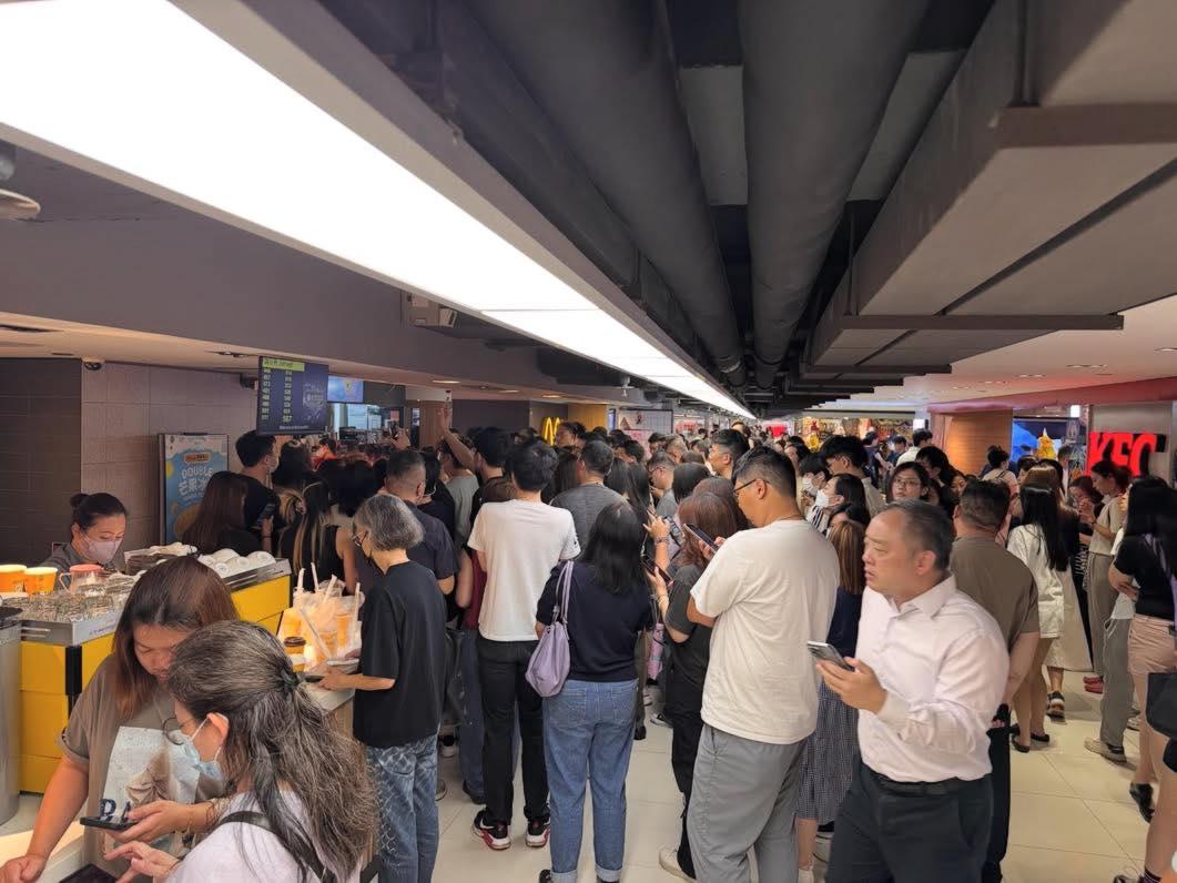 Chiikawa經濟|據社交平台照片所見,多區麥當勞店內均排長龍。