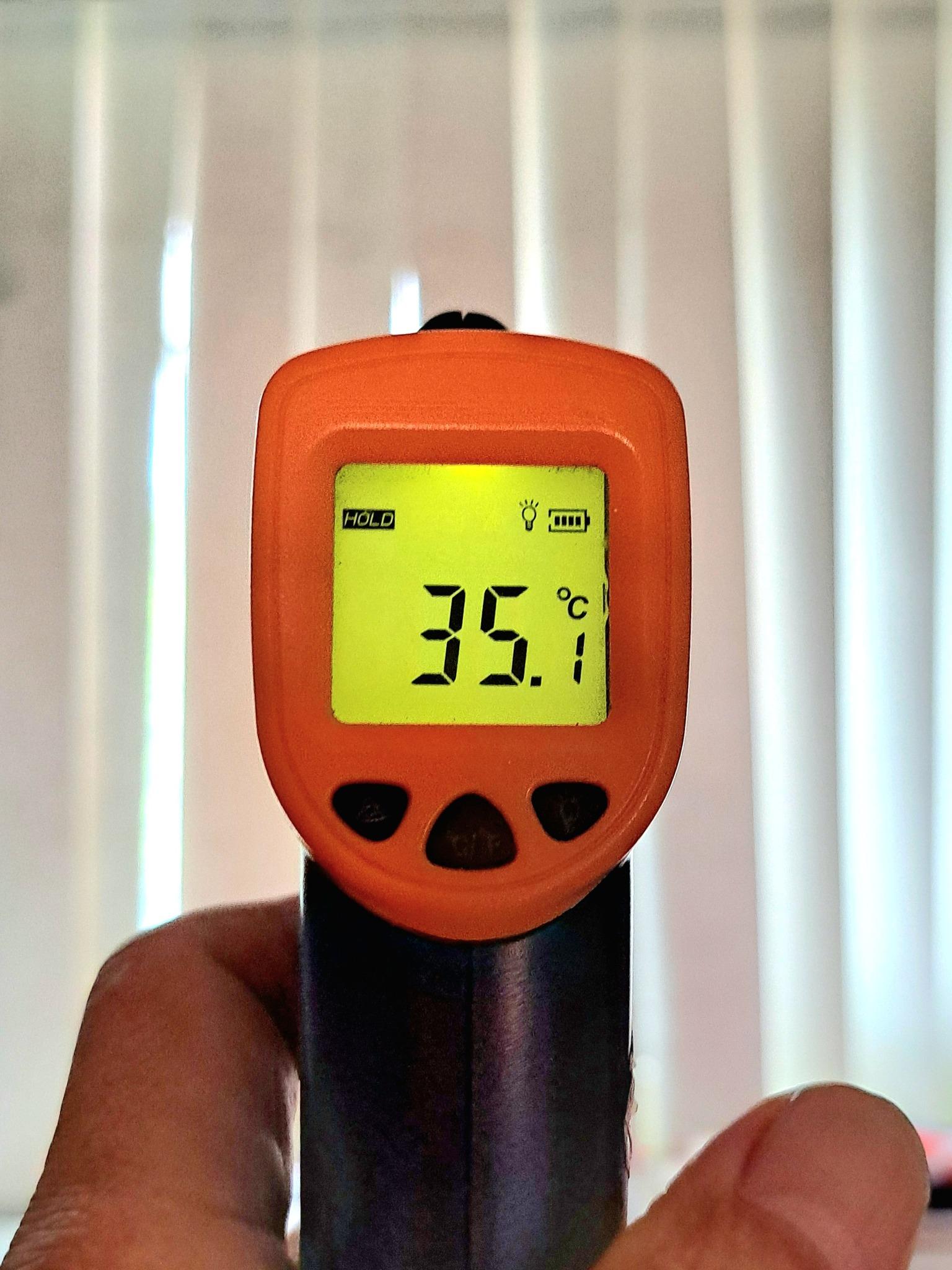 林超英表示,窗簾擋了熾熱玻璃窗的紅外線,不過自己也免不了變熱,比氣溫高兩度左右。。(林超英Facebook)