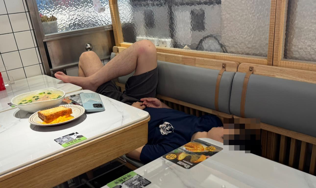 有網民前往將軍澳一間冰室食早餐時,發現鄰檯一名男子睡意大作,連早餐都未有進食便直接於座椅上大覺瞓,更懶理店員「瞓到扯鼻寒」,更除了鞋把翹腳放在檯邊,行為令人側目。(facebook群組將軍澳主場)