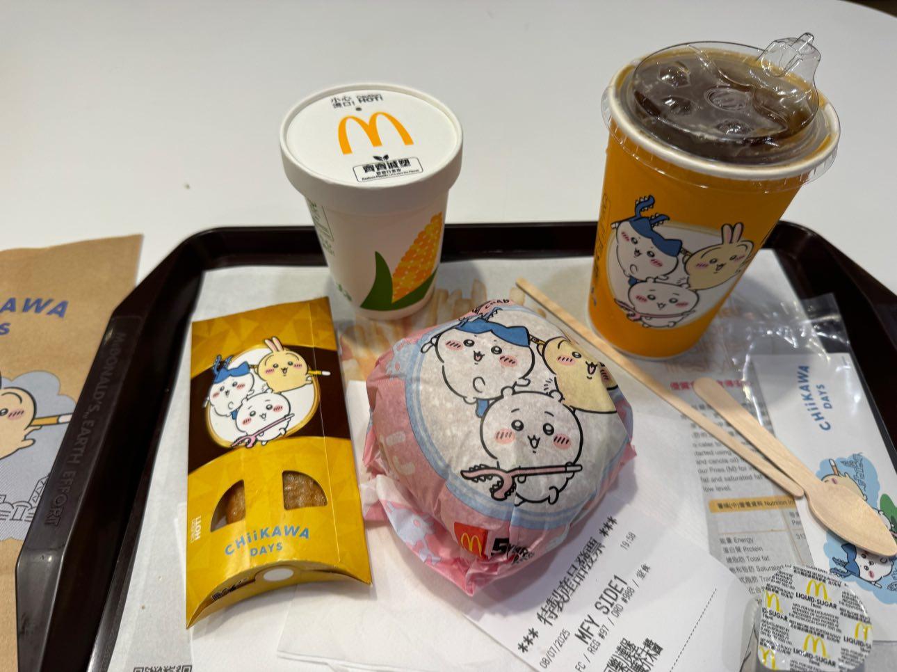 Chiikawa經濟|Chiikawa來香港辦大型特展再掀熱潮,近期再與香港快餐店麥當勞合作推出「蝦堡系列」CHIIKAWA主題包裝,外賣紙袋、漢堡和甜品包裝、飲品杯以及薯條袋均印有三位人氣角色吉伊卡哇、小八以及兔兔手持討伐棒的可愛肖像,又大派CHIIKAWA DAYS限定珍藏貼紙。(Chiikawa HK Fans Club FB)