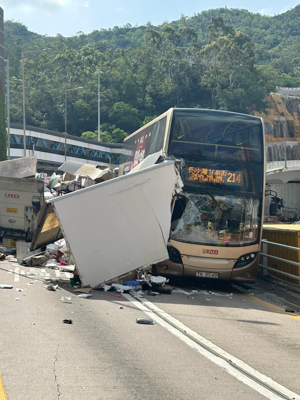 巴士擋風玻璃碎裂,貨車車斗劏開,雜物散落一地。(香港公共交通智庫)