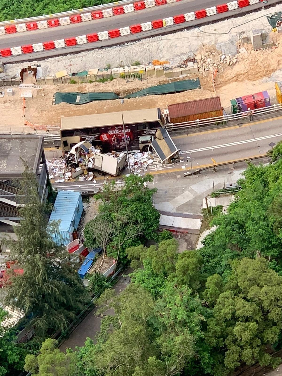 巴士擋風玻璃碎裂,貨車車斗劏開,雜物散落一地。(香港公共交通智庫)
