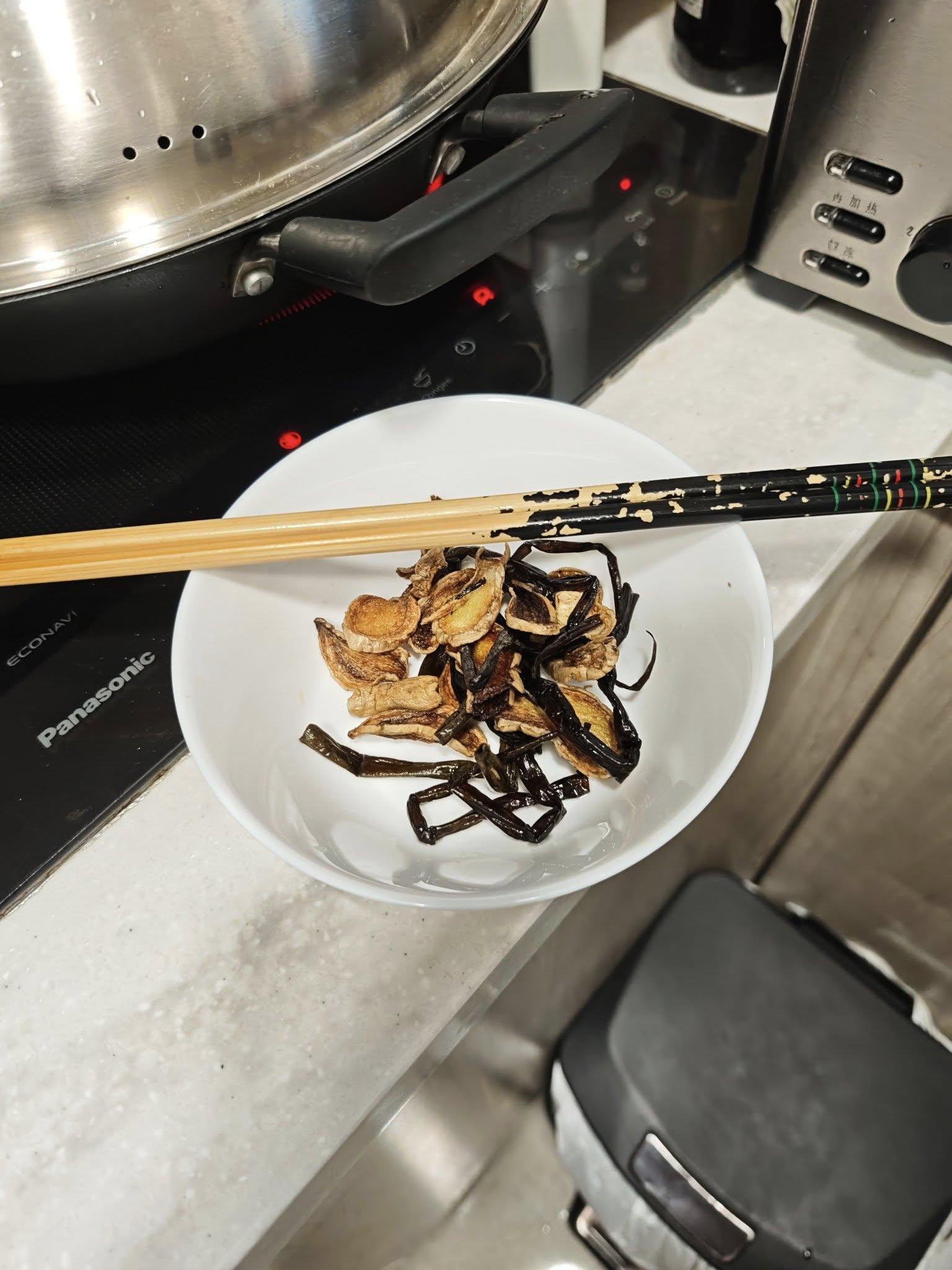 港男超市買「甩色蔥」,引起食安疑慮(FB日出康城 領都、領峯、領凱 - 業主暢所欲言群組)