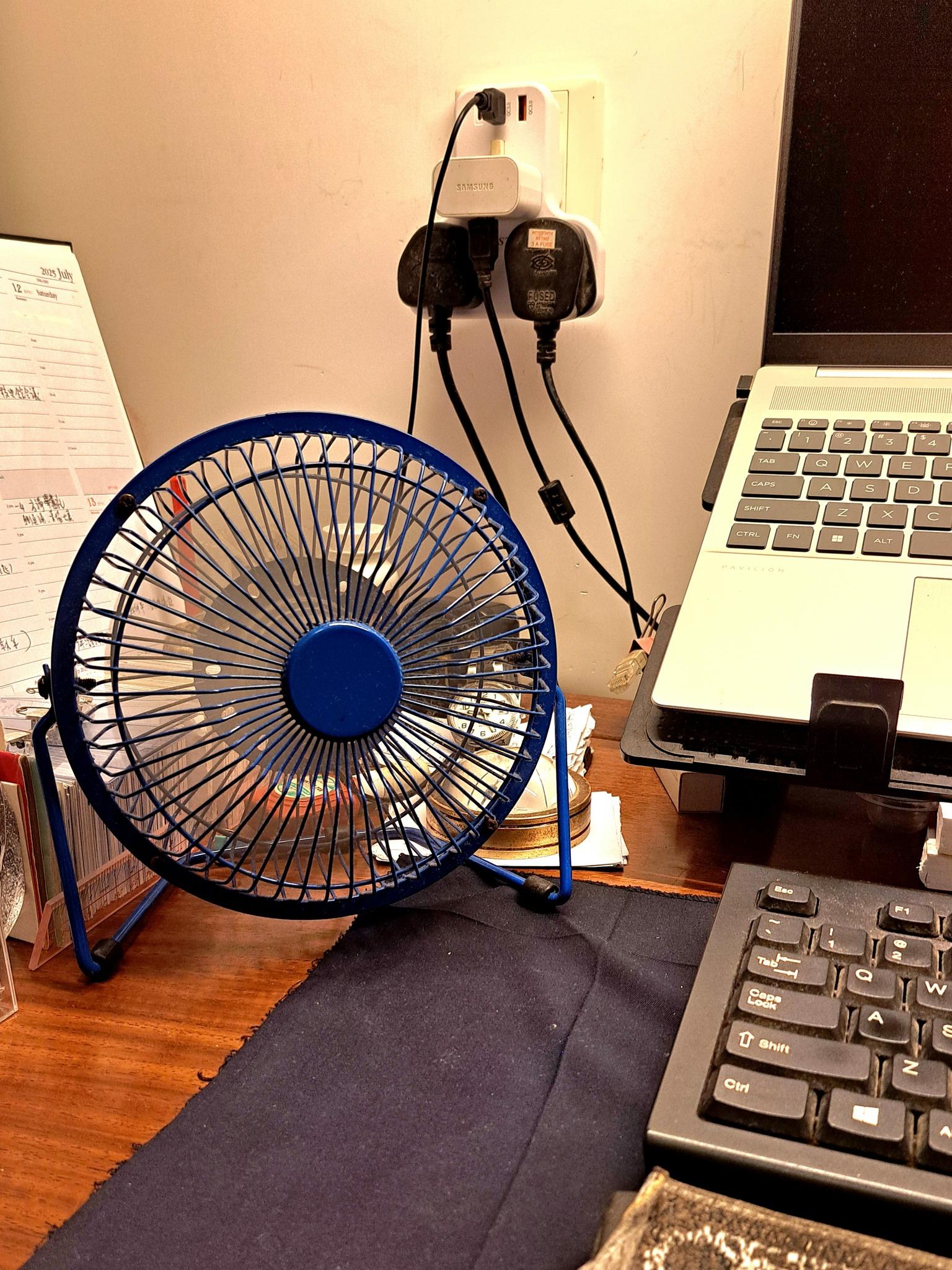 林超英分享,黑色的布用來吸擱在桌面雙手的汗,減少木質桌面沾染汗漬老化。(林超英Facebook)