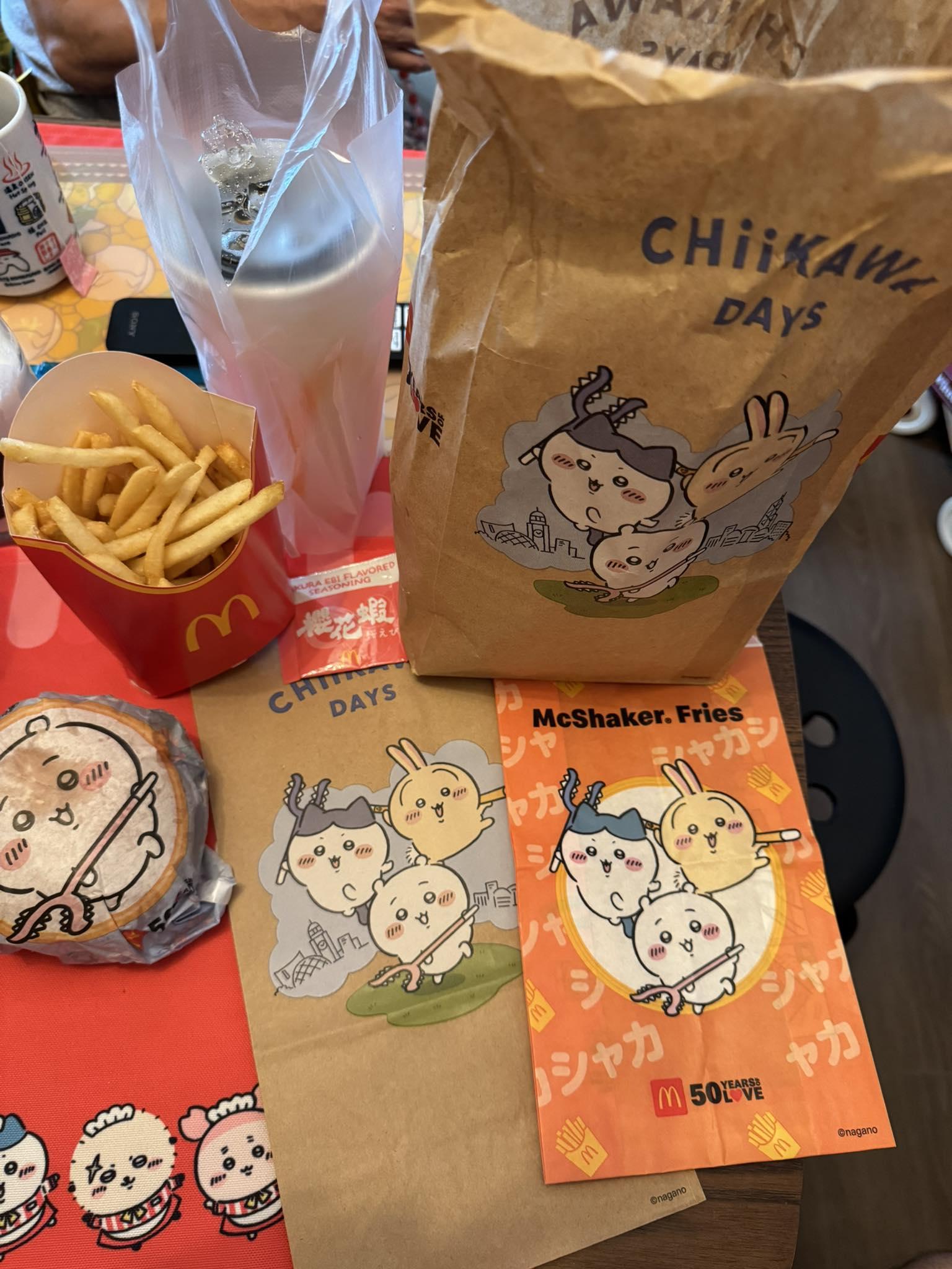 Chiikawa經濟|Chiikawa來香港辦大型特展再掀熱潮,近期再與香港快餐店麥當勞合作推出「蝦堡系列」CHIIKAWA主題包裝,外賣紙袋、漢堡和甜品包裝、飲品杯以及薯條袋均印有三位人氣角色吉伊卡哇、小八以及兔兔手持討伐棒的可愛肖像,又大派CHIIKAWA DAYS限定珍藏貼紙。(Chiikawa HK Fans Club FB)