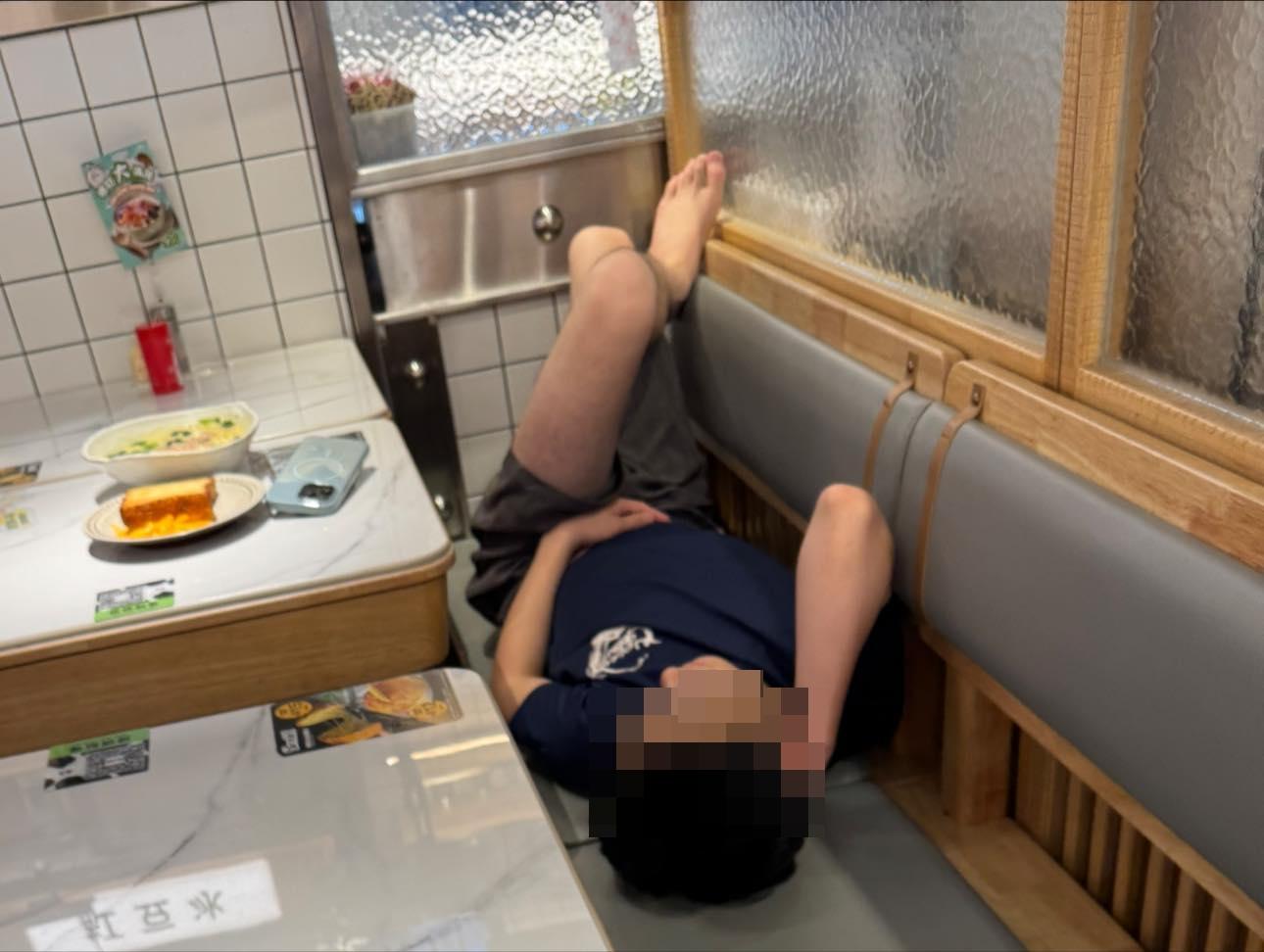 有網民前往將軍澳一間冰室食早餐時,發現鄰檯一名男子睡意大作,連早餐都未有進食便直接於座椅上大覺瞓,更懶理店員「瞓到扯鼻寒」,更除了鞋把翹腳放在檯邊,行為令人側目。(facebook群組將軍澳主場)