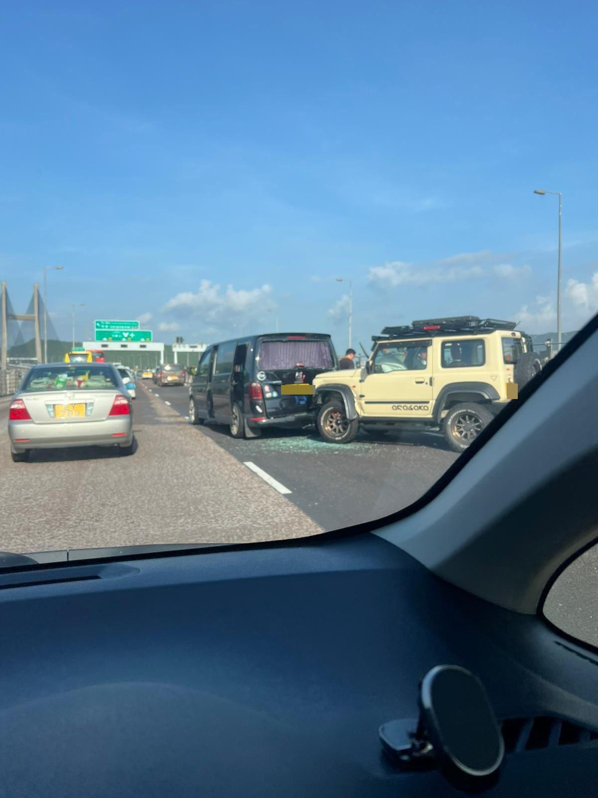 青馬大橋發生多車串燒車禍。(fb「車cam L(香港群組)」圖片)