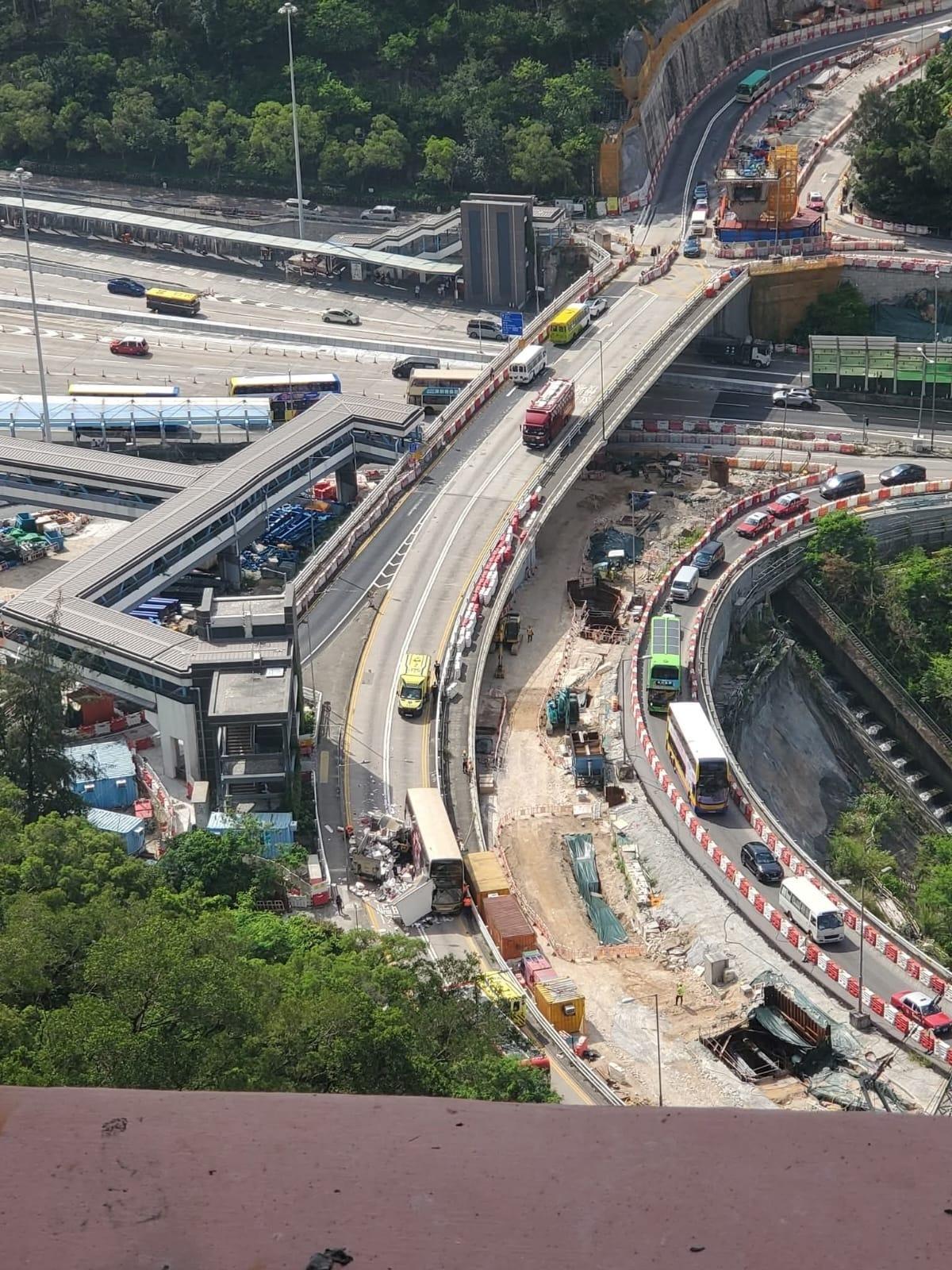 藍田連德道九巴貨車相撞釀12傷,包括兩司機。(香港公共交通智庫)