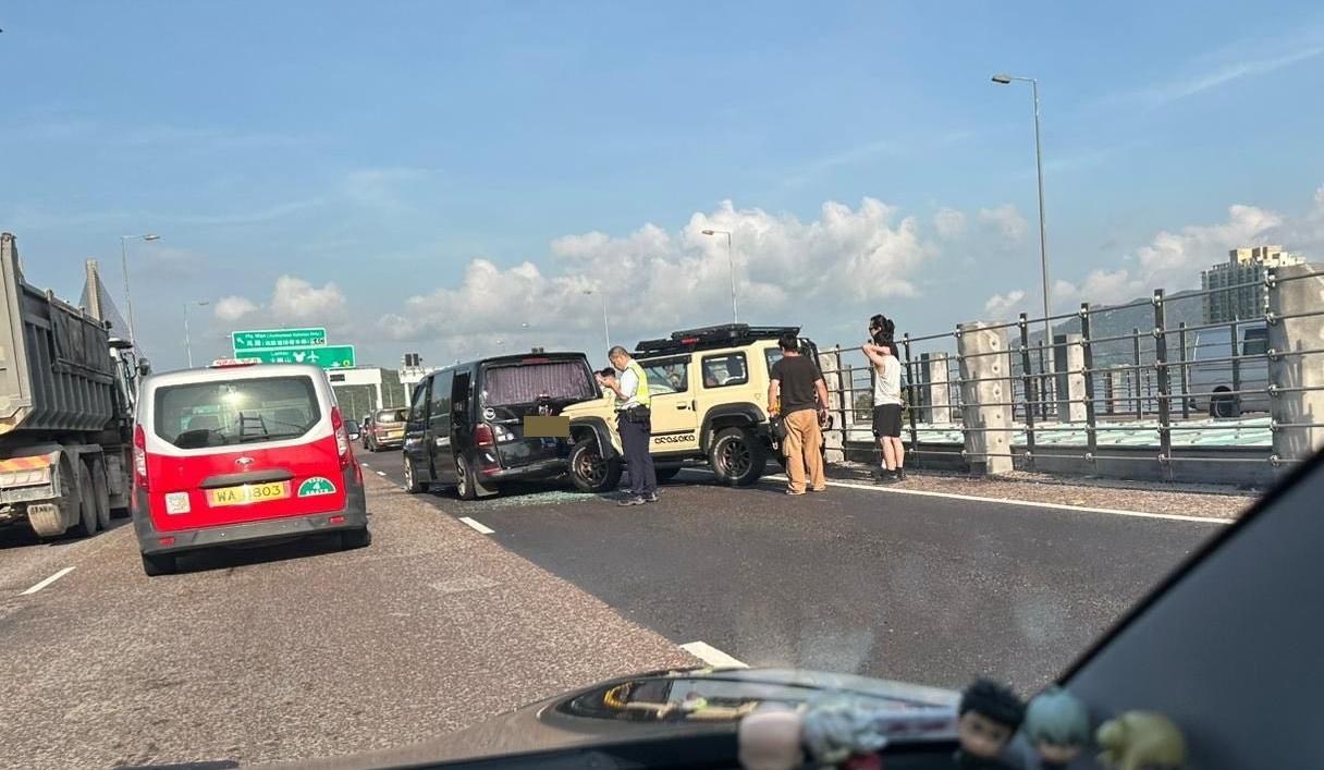 青馬大橋發生多車串燒車禍。(fb「車cam L(香港群組)」圖片)